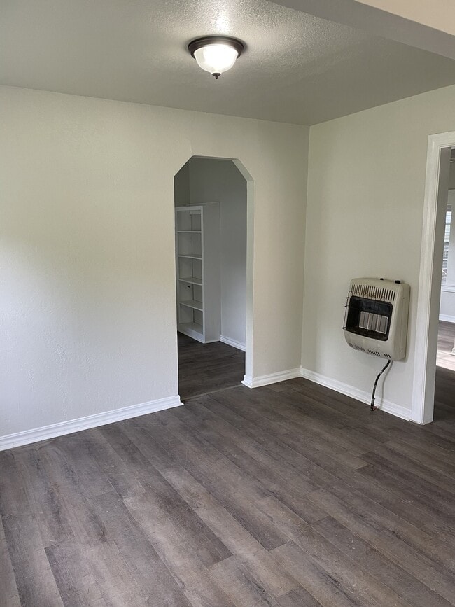 Building Photo - 1009 E 6th St