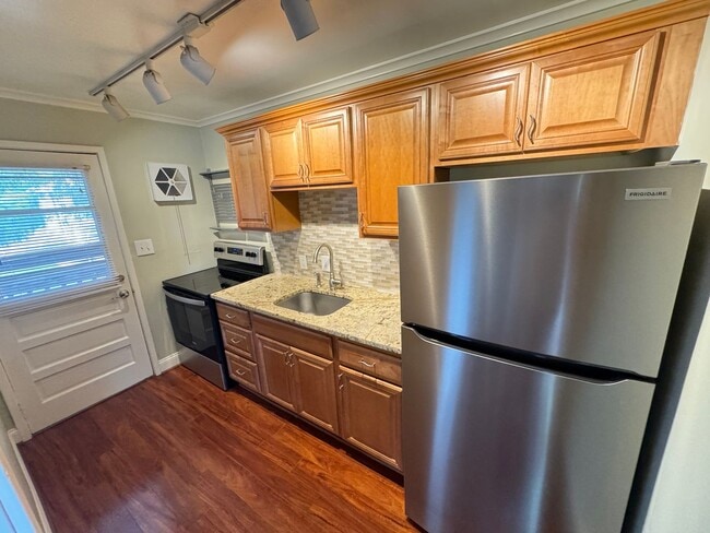 Building Photo - Updated Village District Condo in Raleigh