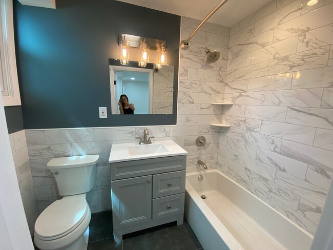 Updated Bath - 1 Hunt Club Ln