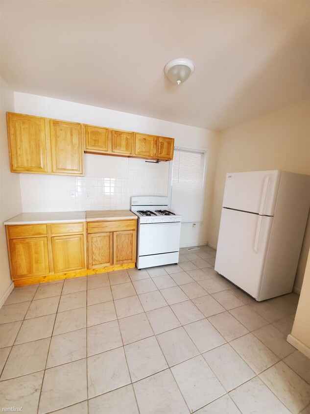 2 br, 1 bath - 582 East St # 1FL - 2 br, 1 bath  - 582 East St # 1FL