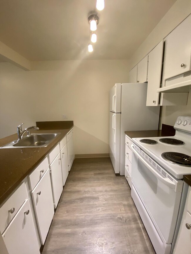 Building Photo - 425 Apartments - 1 bedroom