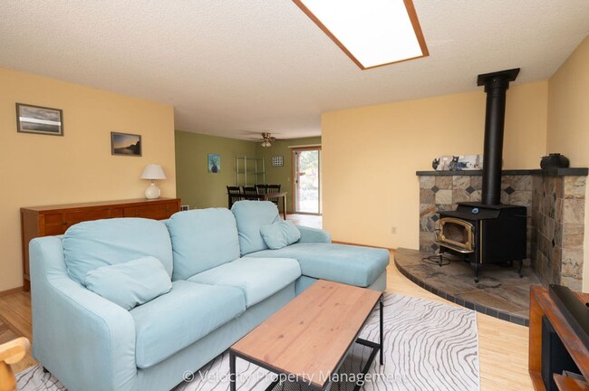 Foto del edificio - Beautiful home on a large half acre lot!