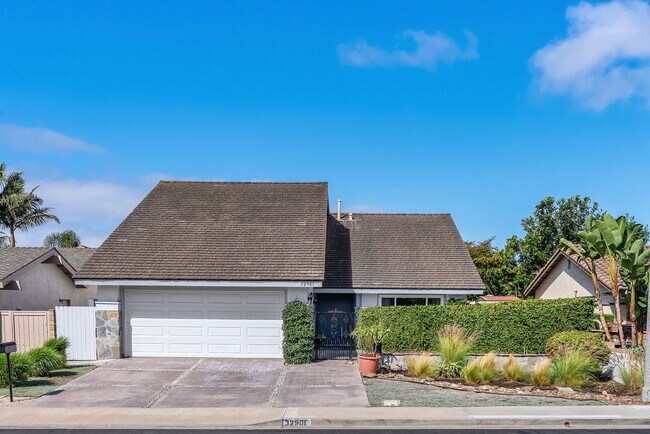 Foto del edificio - Coastal Elegance Meets Family Comfort in D...