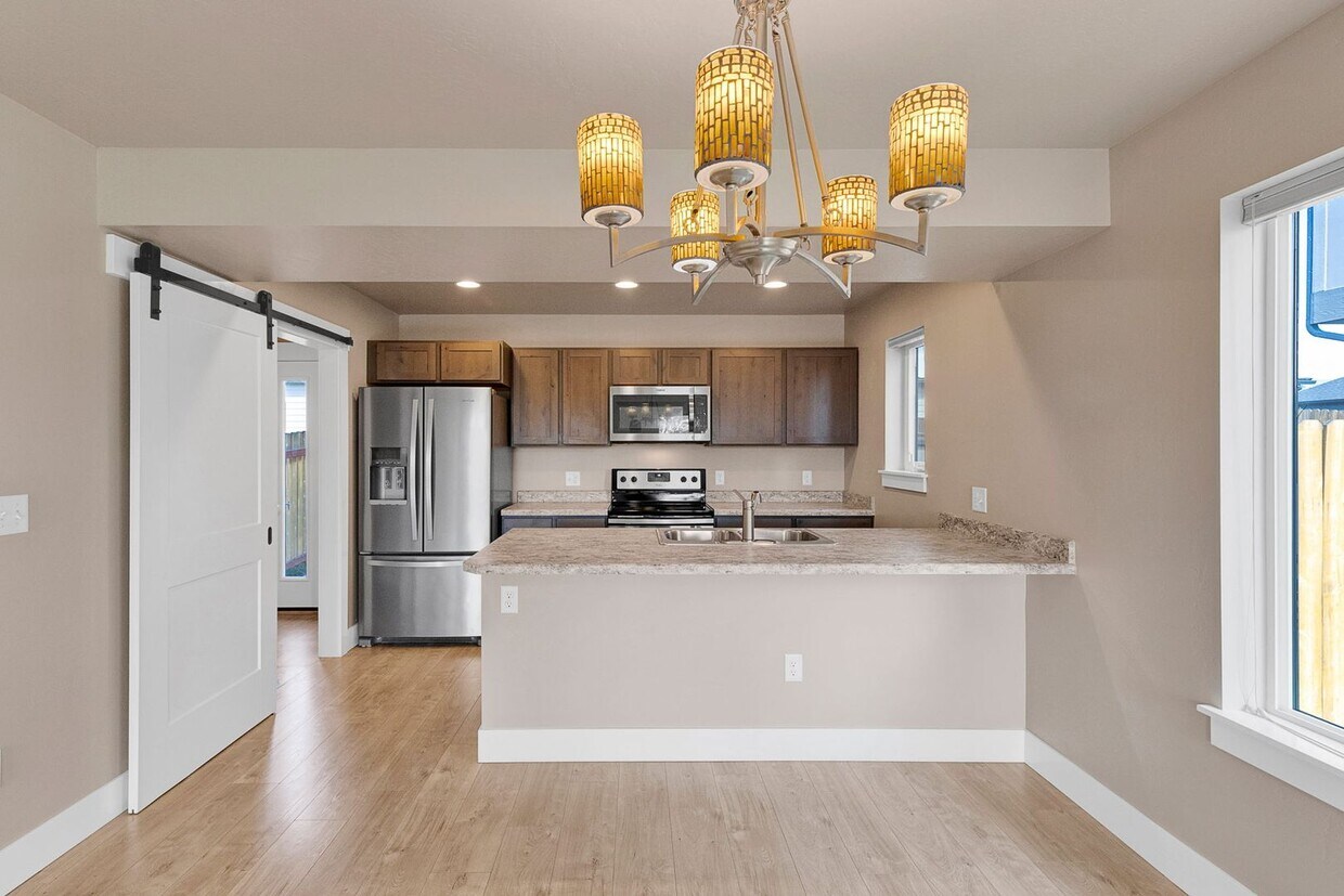 Foto principal - 3 Bed 2.5 Bath Townhome | Peaceful Locatio...