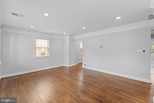 Foto del edificio - 5803 Ravenswood Rd