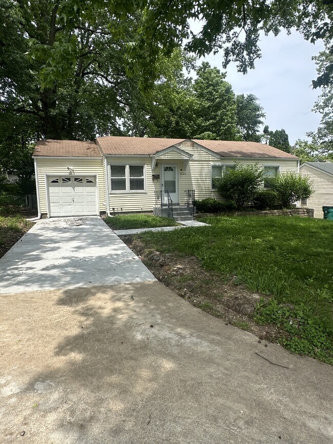 Building Photo - 1223 Bakewell Dr