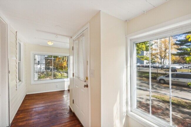 Building Photo - Charming North Collinwood Cottage