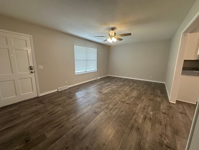 Building Photo - Welcome to this charming 3-bedroom, 2-bath...