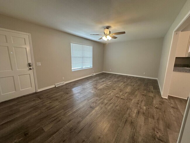 Foto del edificio - Welcome to this charming 3-bedroom, 2-bath...