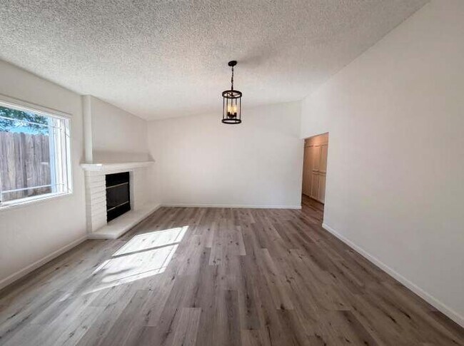 Foto del edificio - 5901 Small Hill Ct