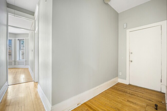 Building Photo - 2941 W Belmont Ave