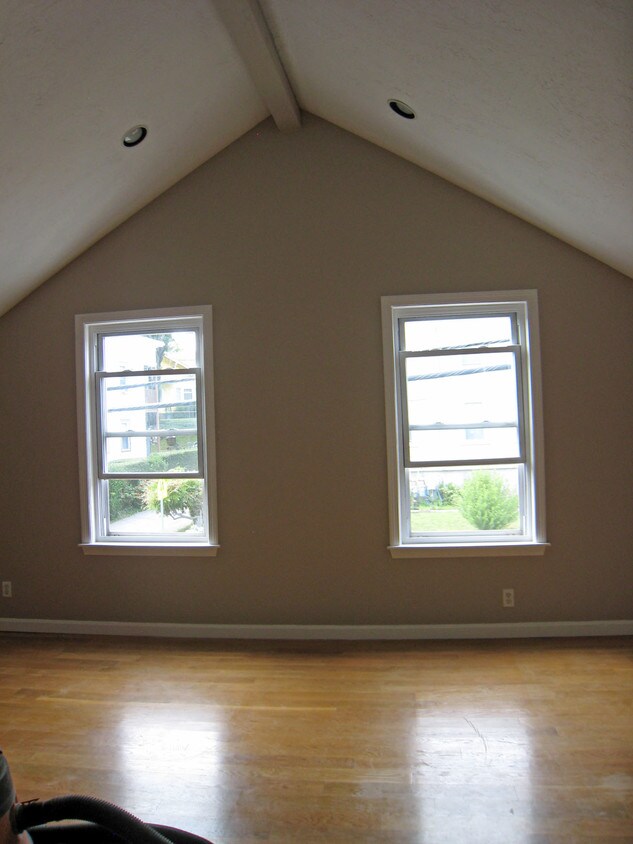 Center Living room Cathedral Ceiling Open - 182 Colburn St