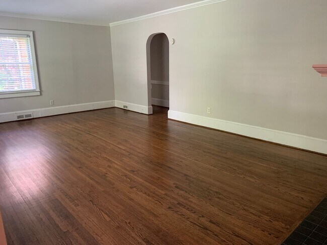 Building Photo - Beautiful Two Bedroom Duplex in Myers Park!!