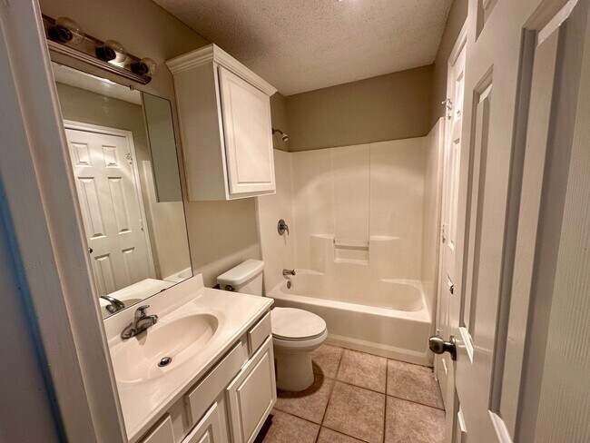 Foto del edificio - Duplex Available in North by Northwest!