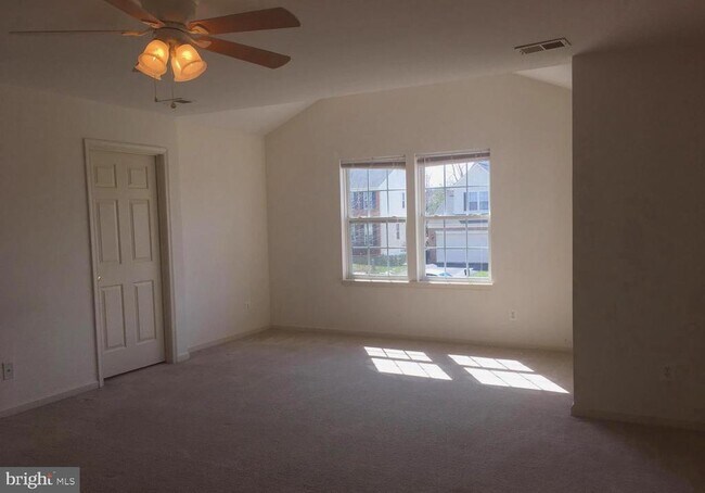 Foto del edificio - 7209 Bladen Pl