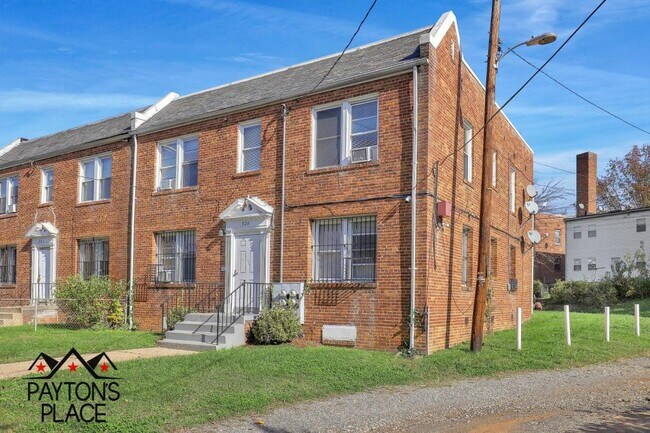 Building Photo - 324 34th St SE #4