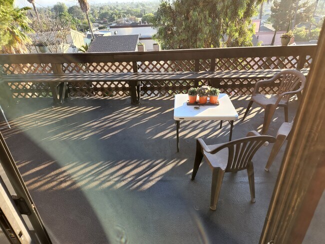Foto del edificio - 3367 N Crest Dr