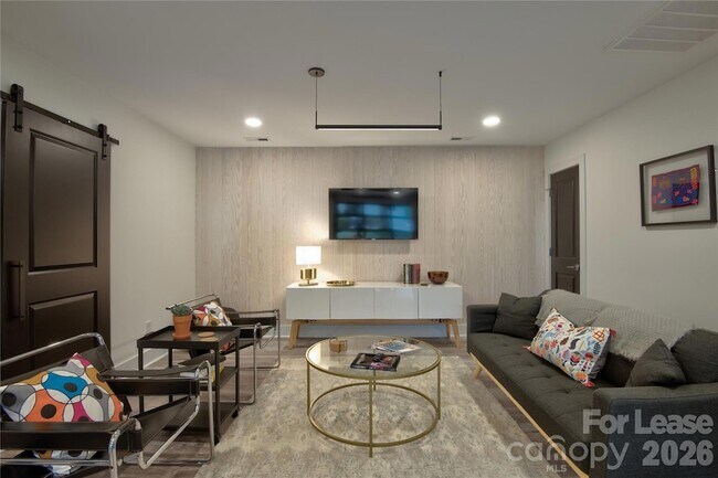 Foto del edificio - 3945 Rockfern Rd