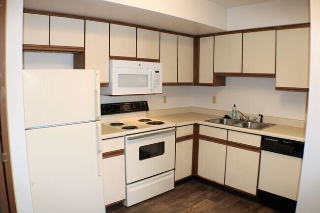 Building Photo - $1025 | 2 Bedroom, 1 Bathroom Condo | Pet ...