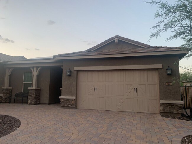 Foto del edificio - Gorgeous 5 Bed 3.5 Bath 3 Car garage home with private pool + SOLAR in gated community in Peoria