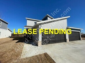 Building Photo - 1609 SW Casuarina Dr