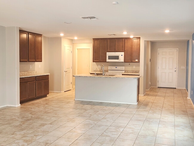 Kitchen - 1347 W Pinkley Ave