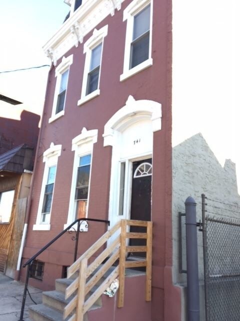 Primary Photo - 741 N 10th St