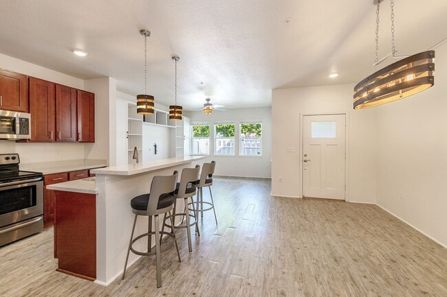 Building Photo - Stunning 3-bedroom and 2.5 Bath - Located ...