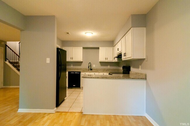 Foto del edificio - 4715 Walden Pond Dr (B)