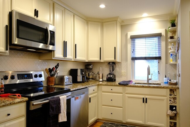 Building Photo - 1024 Kessler