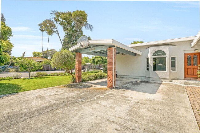 Building Photo - Spacious 4 bed, 2.5 Bath Home with Bonus Room and Pool in Palo Alto!