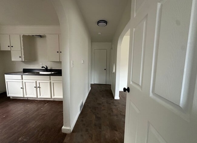 Foto del edificio - 2b/1b with Great Upgrades in a very convenient location!!!