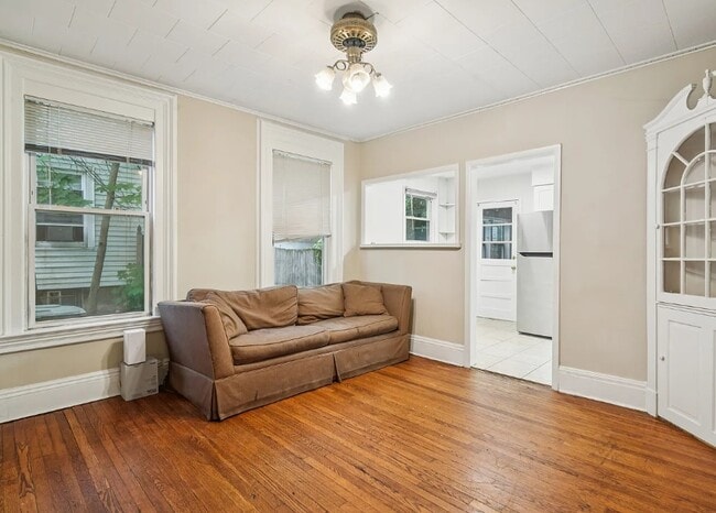 Building Photo - 102 2nd St