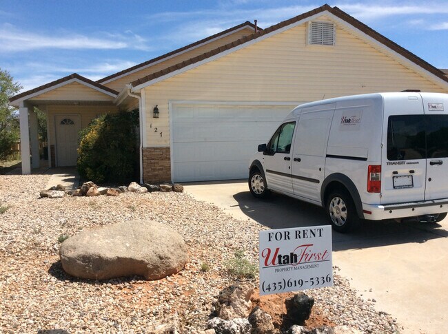 Building Photo - Hidden Hurricane duplex.
