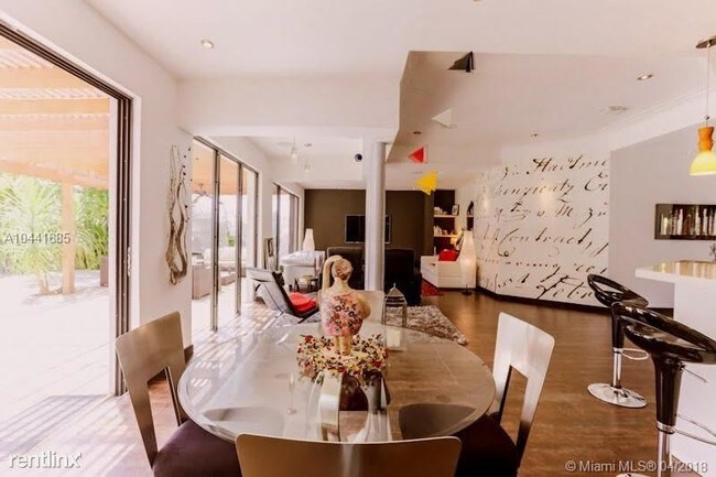 Foto del edificio - 2 br, 2 bath House - 1735 Michigan Ave # 101