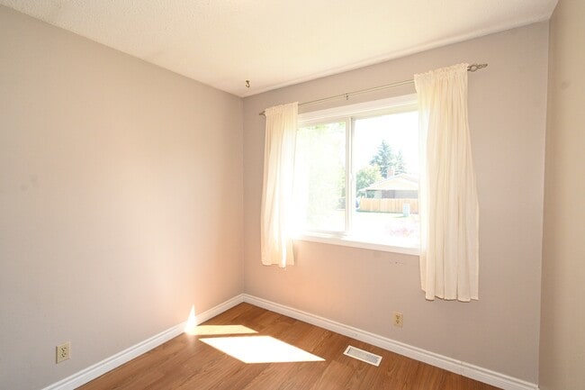 Building Photo - 8077 Rochester Crescent
