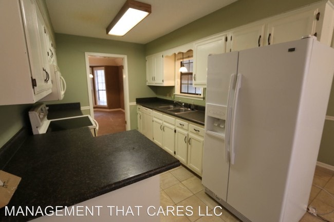 Building Photo - 925 Timberlake Dr E