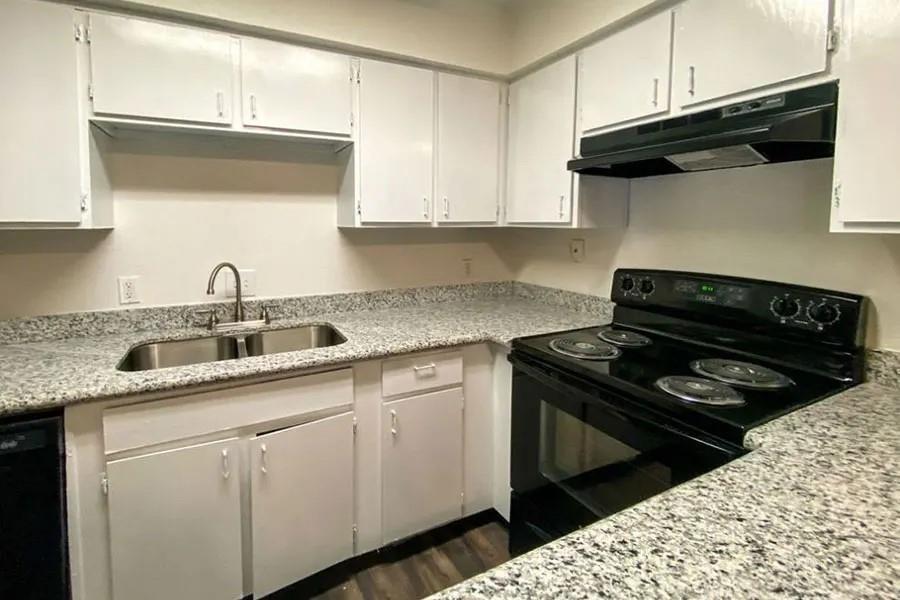 Foto principal - 15100 Golden Eagle Dr