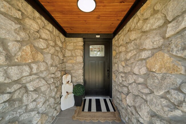 Foto del edificio - REIMAGINED/LIKE NEW...