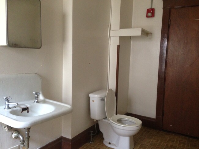 Shared bath - 511 Franklin St