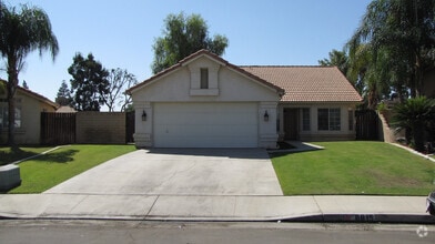 Building Photo - 8615 Blue Heron Dr