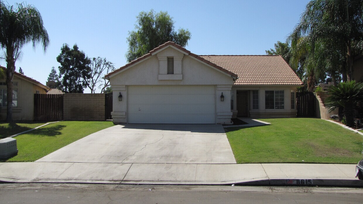 Foto principal - Riverlakes Home with Pool!!!