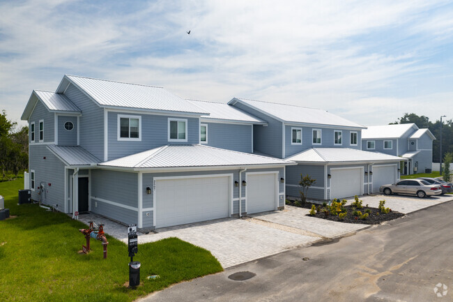 2401 NW 21st St Winter Haven, FL - The Townhomes of Evergreen on Lake Idylwild