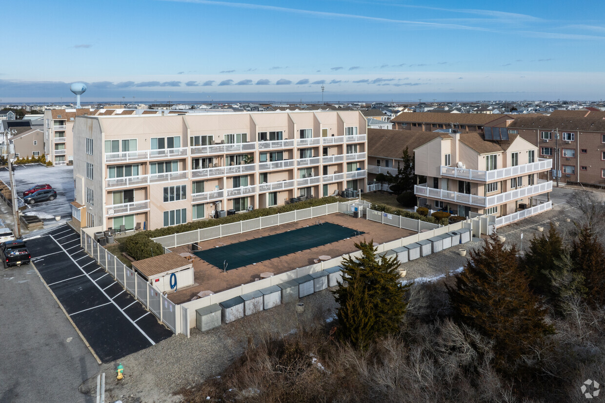 Primary Photo - Islander Condominiums