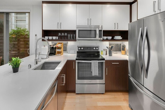 Building Photo - 935 13th Ave