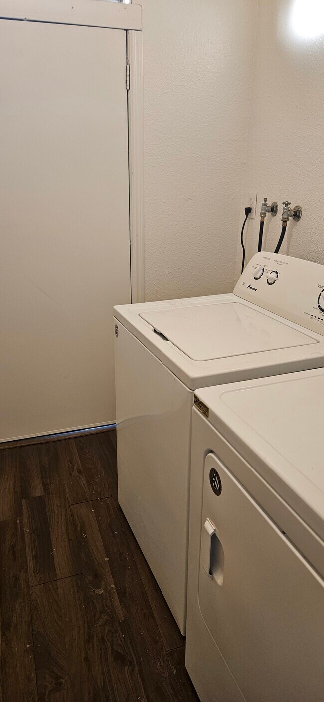 Foto del edificio - 609 E Main St