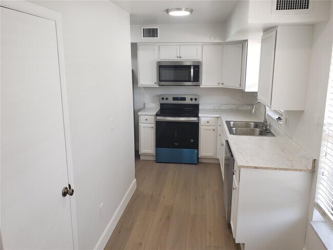 Foto del edificio - 14027 Village View Dr