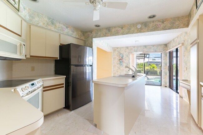 Building Photo - Spacious 3-Bed, 2-Bath Pool Home in Planta...