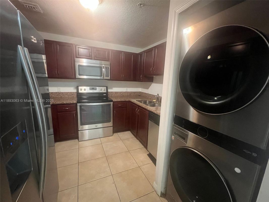 Foto del edificio - 5271 SW 8th St