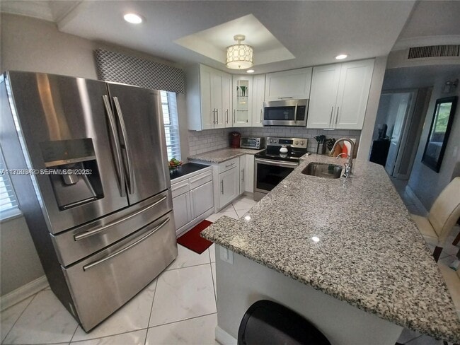 Building Photo - 559 Normandy L